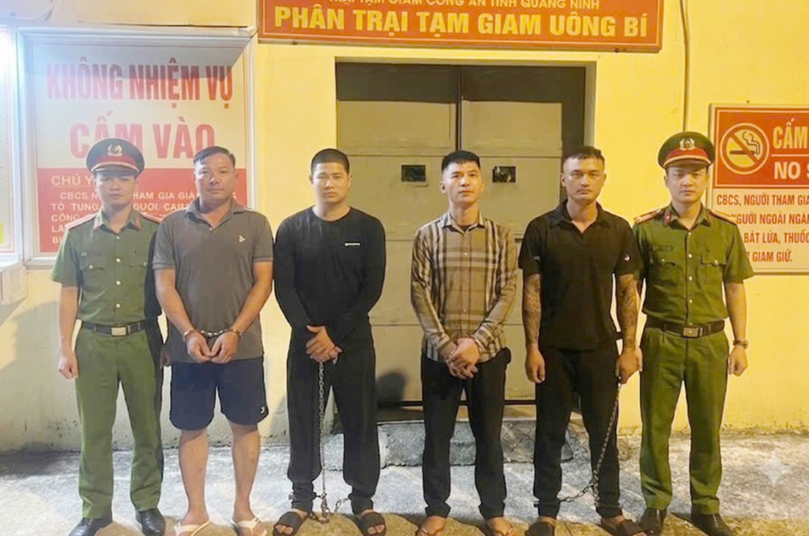 Nhóm đối tượng trộm cắp tài sản tại Công ty Than Nam Mẫu - TKV (Ảnh: Công an cung cấp).