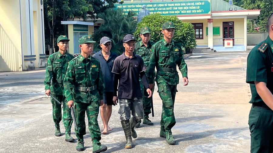Hai đối tượng bị lực lượng chức năng bắt giữ. (Ảnh: Trung Dũng).