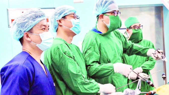 Ca phẫu thuật nội soi ruột thừa đầu tiên tại Côn Đảo, sau khi các bác sĩ chuyên khoa luân phiên ra đảo công tác
. (Ảnh: Sở Y tế TP HCM)