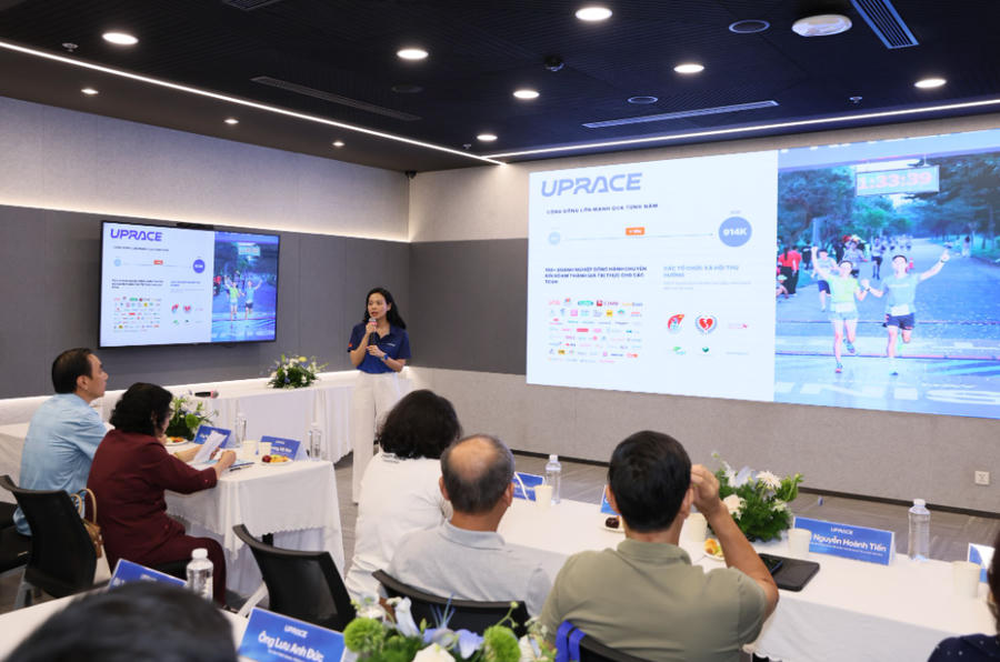 Bà Trần Xuân Ngọc Thảo, Giám đốc Nhân sự & Truyền thông VNG, Trưởng BTC UpRace, phát biểu khai mạc dự án.