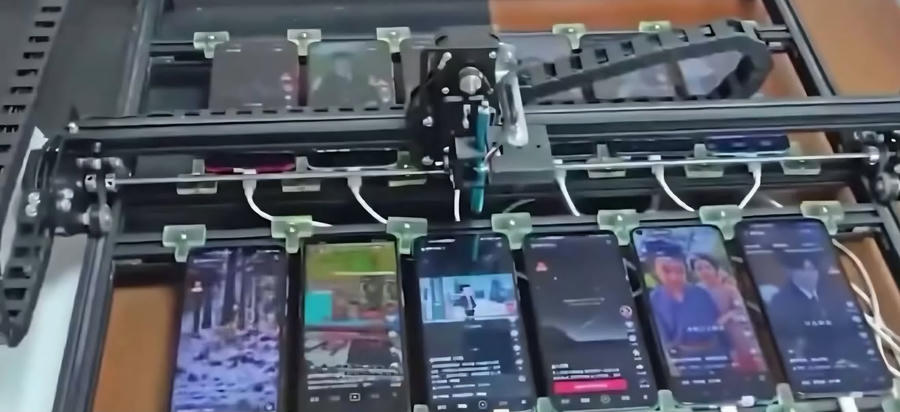 Hệ thống phone farm này có thể tự điều hành hàng nghìn tài khoản ảo - Ảnh Công an TP Đà Nẵng.
