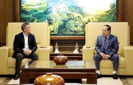Ông Quản Minh Cường, Ủy viên Trung ương Đảng, Bí thư Tỉnh ủy, Trưởng Đoàn ĐBQH tỉnh tiếp xã giao Chủ tịch Dự án Tập đoàn Central Retail (Thái Lan).