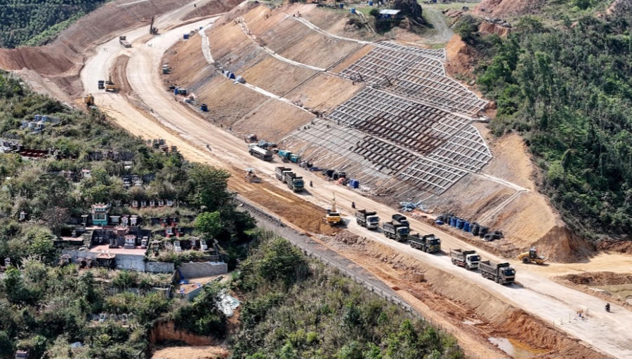 Dự án đường QL 279 được đẩy nhanh tiến độ, góp phần thúc đẩy giải ngân vốn đầu tư công. Dự án đường QL 279 được đẩy nhanh tiến độ, góp phần thúc đẩy giải ngân vốn đầu tư công.