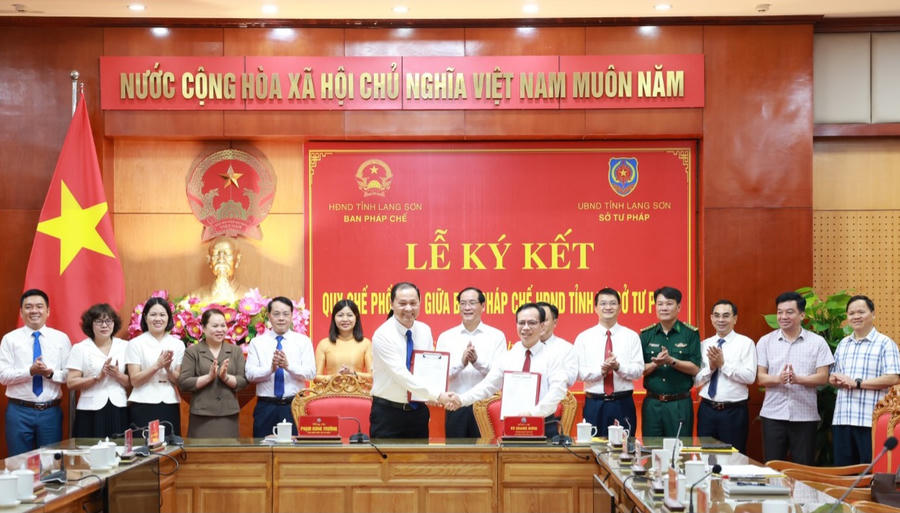 Ban Pháp chế HĐND tỉnh Lạng Sơn và Sở Tư pháp ký kết quy chế phối hợp. (Ảnh: Dương Duyên).