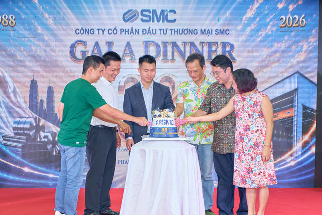 Ban lãnh đạo Công ty cắt bánh chúc mừng sinh nhật chào mừng sự kiện Công ty 38 năm thành lập.