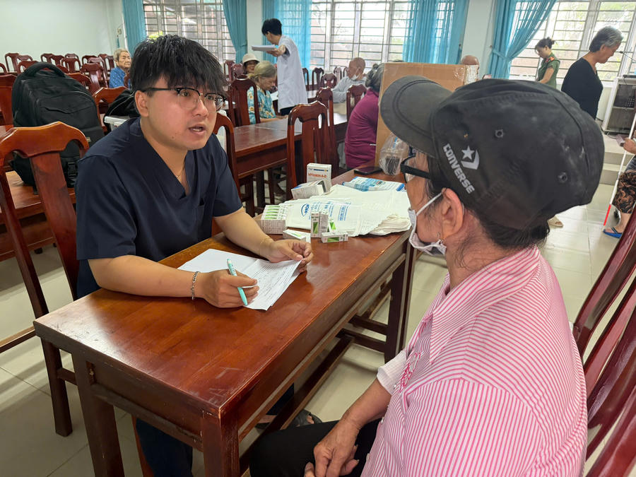 Người dân được tư vấn khám mắt.