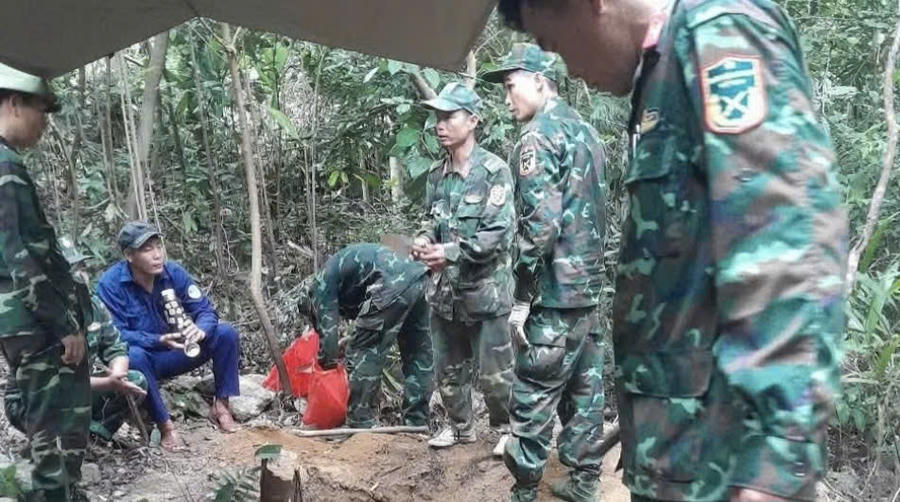 Các lực lượng tiến hành khai quật tìm kiếm hài cốt liệt sĩ. Ảnh: Quốc Khánh