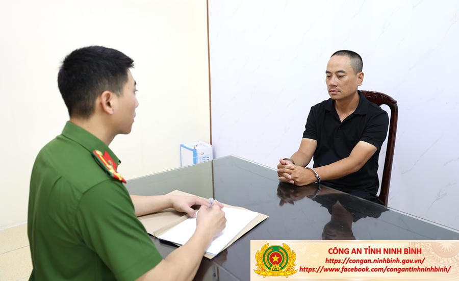 Đối tượng Bùi Huy Tú tại cơ quan Công an. (Ảnh: CANB)