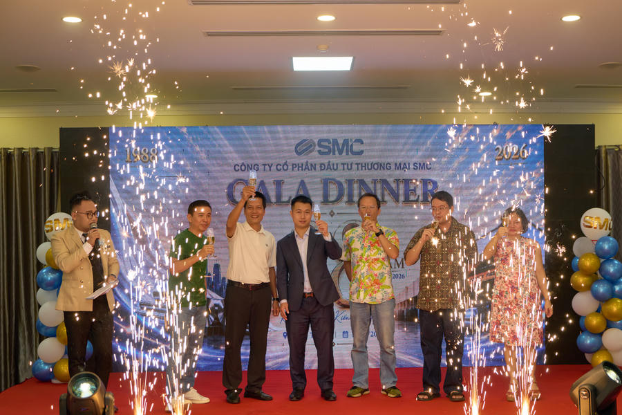 Ban lãnh đạo Công ty chúc mừng sự kiện đặc biệt của Công ty.