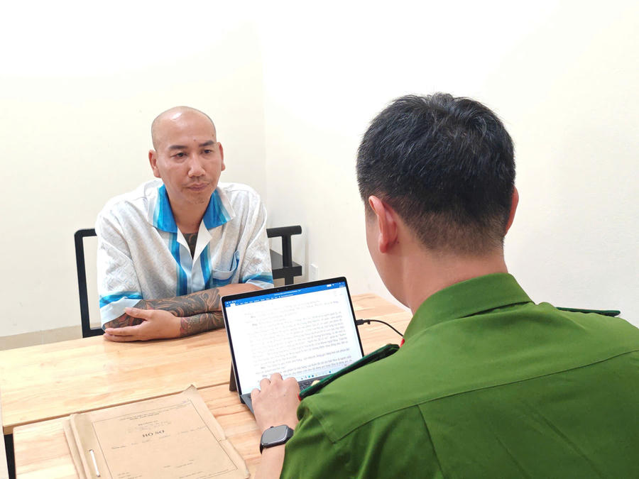 Đối tượng Lê Văn Phú ( tức Phú Lê) tại cơ quan Công an. Ảnh Công an Hà Nội
