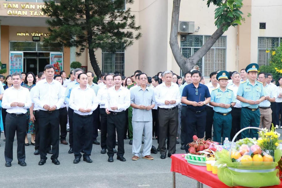 Các đại biểu thực hiện nghi thức dâng hương tưởng niệm.