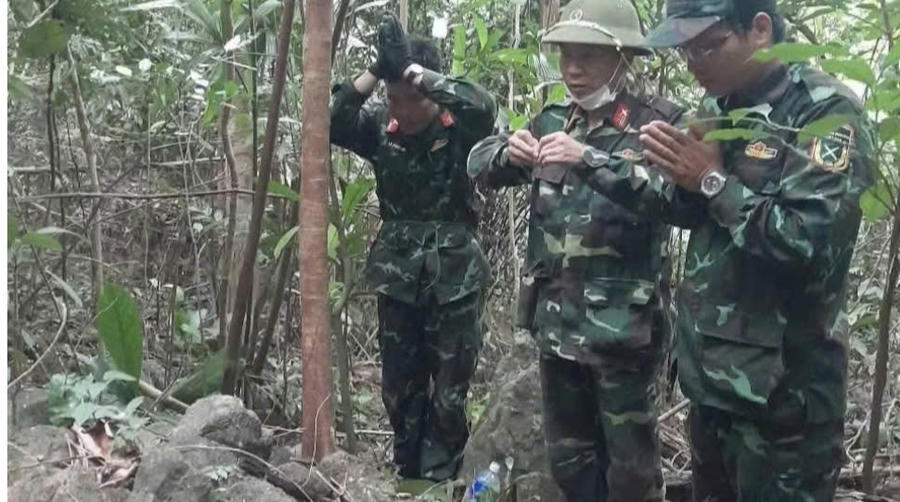 Cán bộ, chiến sĩ Đội K51 và lực lượng chức năng dâng hương trước khi khai quật tìm kiếm hài cốt liệt sĩ. Ảnh: Quốc Khánh