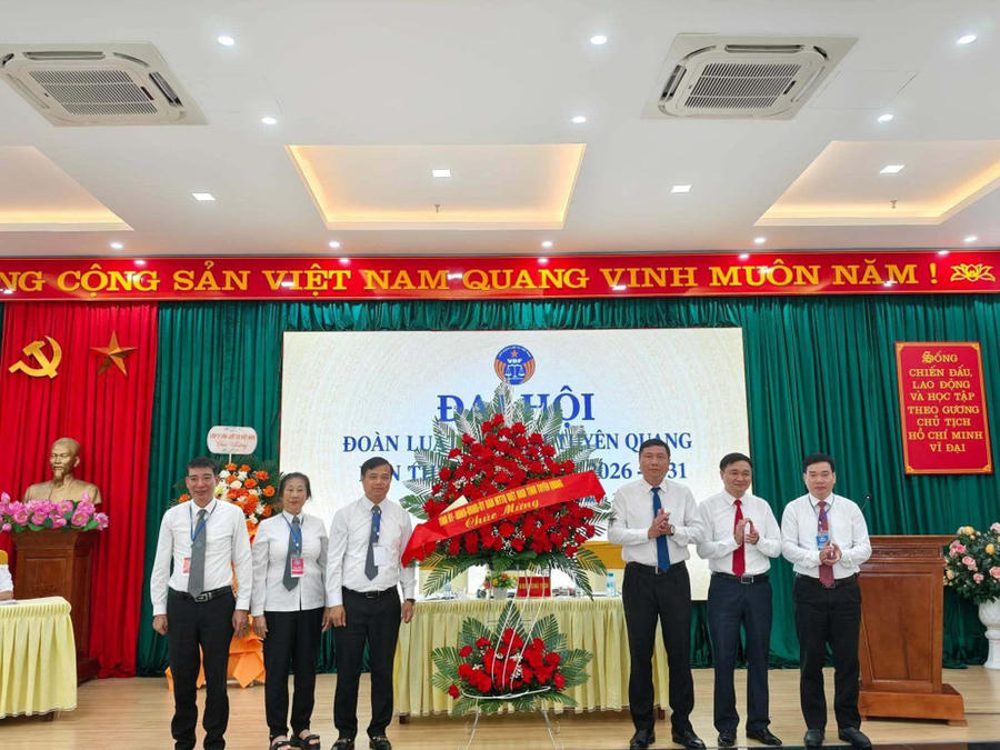 Lãnh đạo tỉnh Tuyên Quang tặng hoa chúc mừng Đại hội. (Ảnh: BCL)