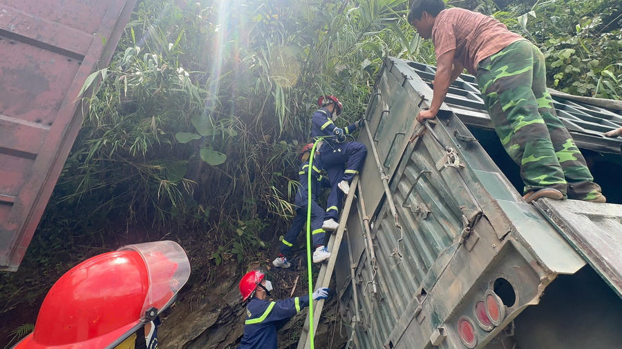 Lực lượng chức năng nhanh chóng triển khai các biện pháp cứu hộ. (Ảnh: BCA)