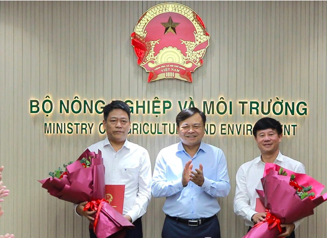 Thứ trưởng Nguyễn Hoàng Hiệp tặng hoa chúc mừng ông Nguyễn Thượng Hiền (bên trái) và ông Phạm Đức Luận. 