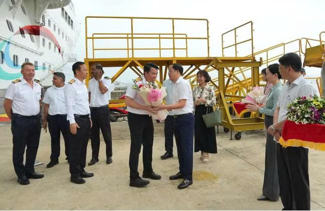 Lãnh đạo Sở Văn hóa, Thể thao và Du lịch tặng hoa chào mừng thuyền trưởng và thủy thủ đoàn.
