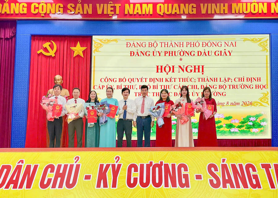 Cán bộ quản lý, giáo viên các trường học chụp hình lưu niệm sau khi kiện toàn tổ chức, chuẩn bị cho năm học 2026-2027.
