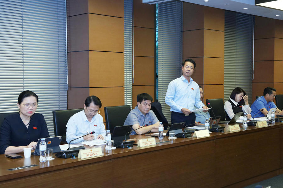 Đại biểu Hoàng Quốc Khánh phát biểu tại phiên họp. (Ảnh: quochoi.vn)