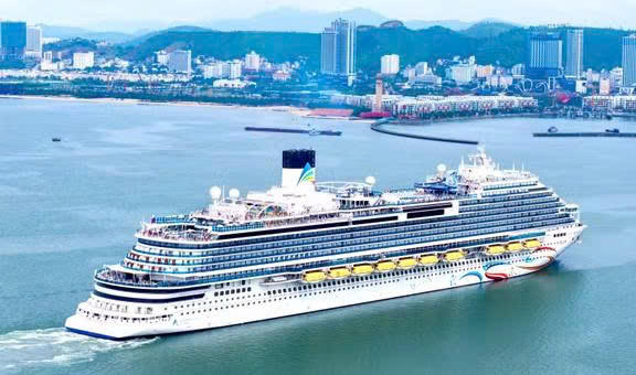 Tàu Adora Magic City đến từ Thâm Quyến (Trung Quốc), đưa gần 4.500 du khách cùng thủy thủ đoàn đến Quảng Ninh.