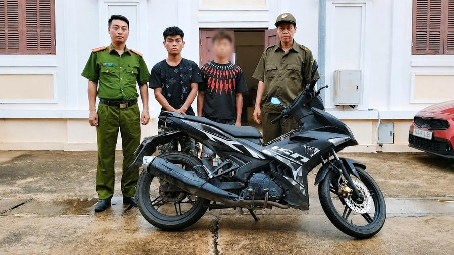 2 đối tượng cùng tang vật tại Cơ quan Công an. 2 đối tượng cùng tang vật tại Cơ quan Công an.