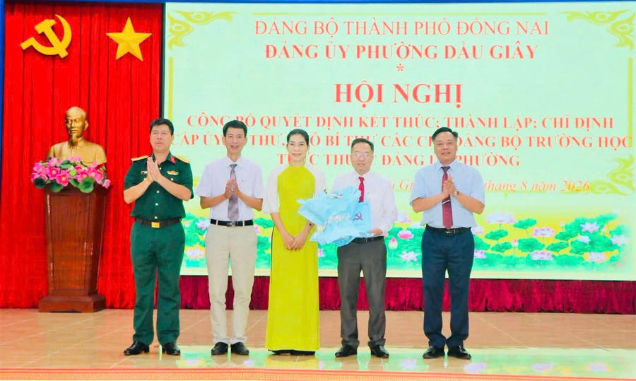 Lãnh đạo Phường Dầu Giây trao quyết định, tặng hoa chúc mừng cán bộ được phân công nhiệm vụ tại các trường học sau sáp nhập.