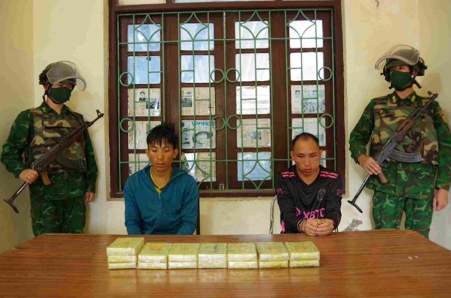 Sênh và Di cùng tang vật 15 bánh heroin. Ảnh: Bộ đội Biên phòng tỉnh Điện Biên