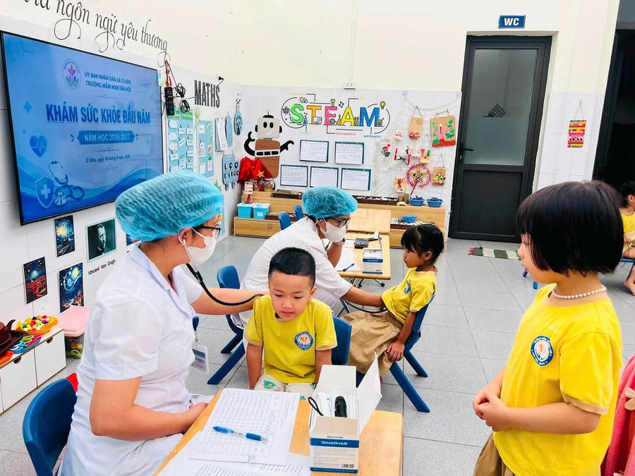 Nhân viên y tế khám sức khỏe định kỳ cho học sinh trường mầm non trên địa bàn Hà Nội. Ảnh Sở Y Tế Hà Nội Nhân viên y tế khám sức khỏe định kỳ cho học sinh trường mầm non trên địa bàn Hà Nội. Ảnh Sở Y Tế Hà Nội