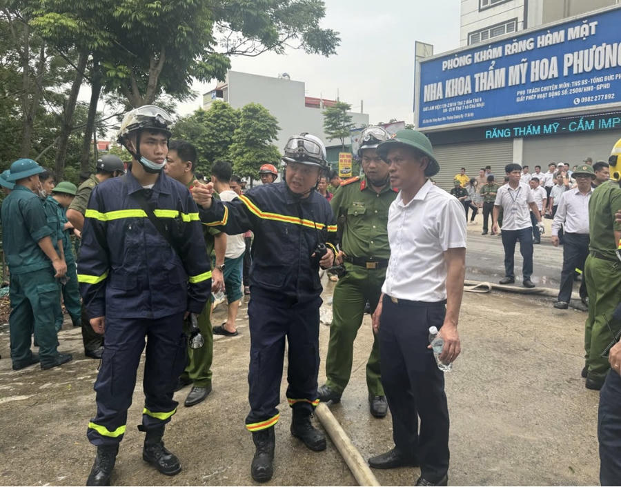 Thượng tá Nguyễn Lê Cường  - Phó trưởng phòng Cảnh sát PCCC&CNCH chỉ đạo công tác chữa cháy, cứu nạn, cứu hộ.