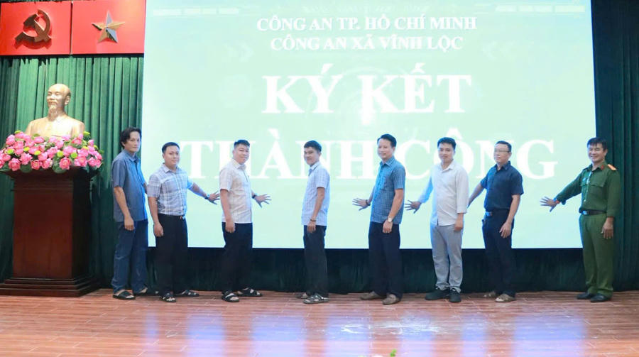 Thượng tá Đinh Trần Ngọc Tiên - Trưởng Công an xã Vĩnh Lộc và 13 ấp thực hiện nghi thức ký cam kết quyết tâm xây dựng địa bàn các ấp không ma túy trong năm 2026.