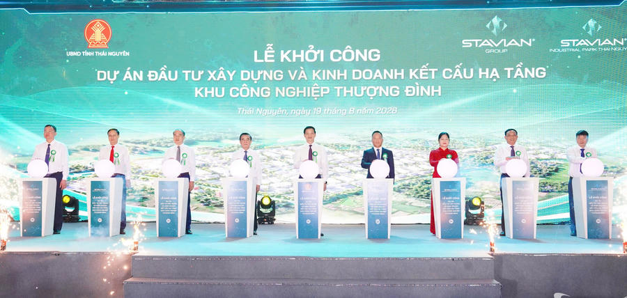 Các đồng chí lãnh đạo tỉnh và đại biểu bấm nút khởi công Dự án.