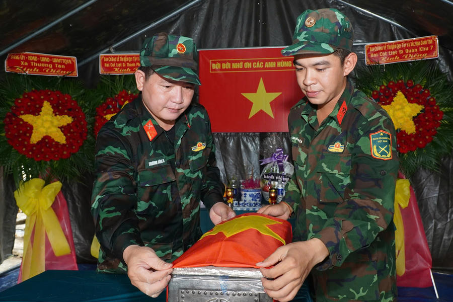 Đội quy tập đã tìm thấy 3 hài cốt liệt sĩ tại vị trí mộ tập thể ở ấp Lạc An 3 (xã Thường Tân). Ảnh: BTL