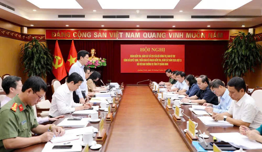 Quang cảnh buổi công bố quyết định của Bộ Chính trị, Ban Bí thư về chương trình kiểm tra, giám sát.