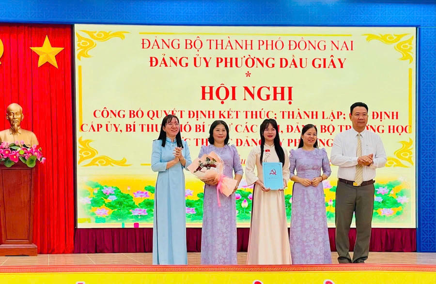 Đảng ủy phường Dầu Giây trao quyết định thành lập Chi bộ Trường Mầm non Họa Mi sau sáp nhập.