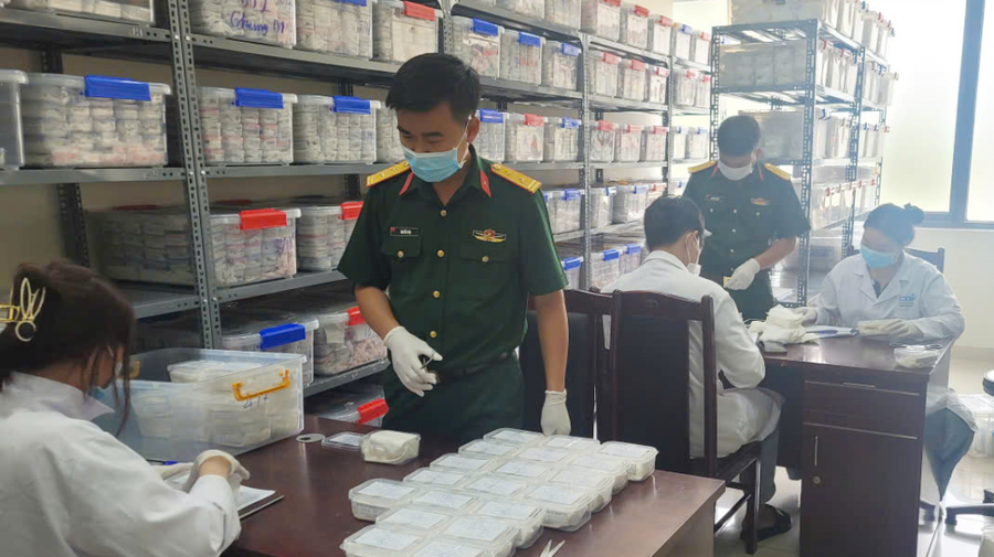 Trung tá Nguyễn Thọ, Phó Chủ nhiệm Chính trị Bộ CHQS TP Huế bàn giao mẫu hài cốt liệt sĩ cho Viện Hàn lâm Khoa học và Công nghệ Việt Nam. (Ảnh: Cổng TTĐT TP Huế)