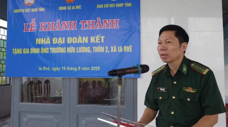 Đại tá Đỗ Quang Thấm, Phó Chính ủy Bộ Chỉ huy quân sự tỉnh Đắk Lắk kiêm Chính ủy Ban Chỉ huy Bộ đội Biên phòng tỉnh phát biểu tại buổi lễ. Ảnh: Dân Quân