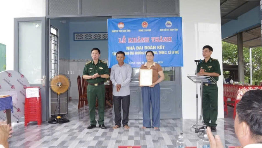 Đại diện các cơ quan, đơn vị và chính quyền địa phương chúc mừng gia đình ông Lương nhân dịp đón nhà mới. Ảnh: Dân Quân