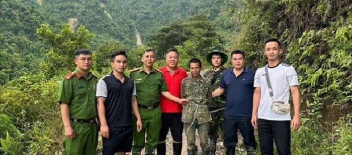 Lực lượng công an bắt giữ đối tượng Bùi Văn Nhượng.