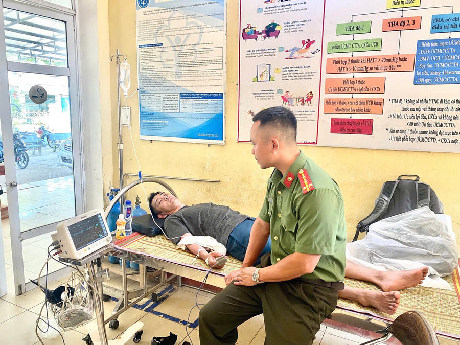 Công an xã Lâm Giang đã nhanh chóng phối hợp với các đơn vị đưa ông TONOOKA YOSHINORI về Trạm Y tế xã để kịp thời thăm khám, chăm sóc sức khoẻ.