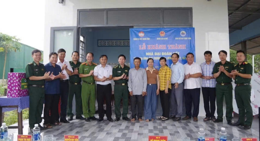 Lễ khánh thành và bàn giao công trình “Nhà Đại đoàn kết” tặng gia đình nghèo vùng biên giới Đắk Lắk. Ảnh: Dân Quân