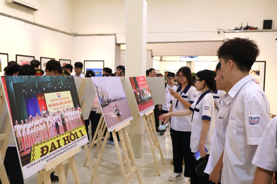 Cán bộ, chiến sĩ và học sinh tham quan, tìm hiểu hình ảnh, tư liệu cùng các trang thiết bị được trưng bày tại triển lãm.