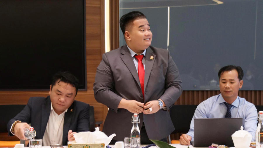 Ông Nguyễn Duy Khương, Phó Chủ tịch CLB Xúc tiến Thương mại & Đầu tư Doanh nhân trẻ Việt Nam, Chủ tịch HĐQT Công ty Cổ phần Đầu tư Thương mại 939 trao đổi về cơ hội hợp tác, mở rộng thị trường.