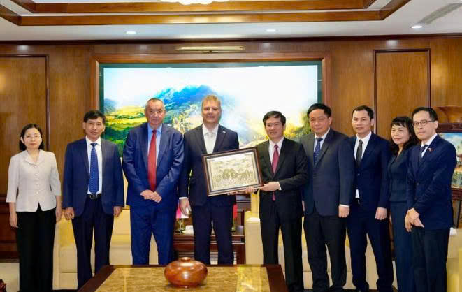 Ông Vũ Quyết Tiến, Phó Bí thư Tỉnh ủy, Chủ tịch Ủy ban MTTQ tỉnh, tặng ông Roman Roun, Chủ tịch Đảng Cộng sản Séc bức tranh vịnh Hạ Long.