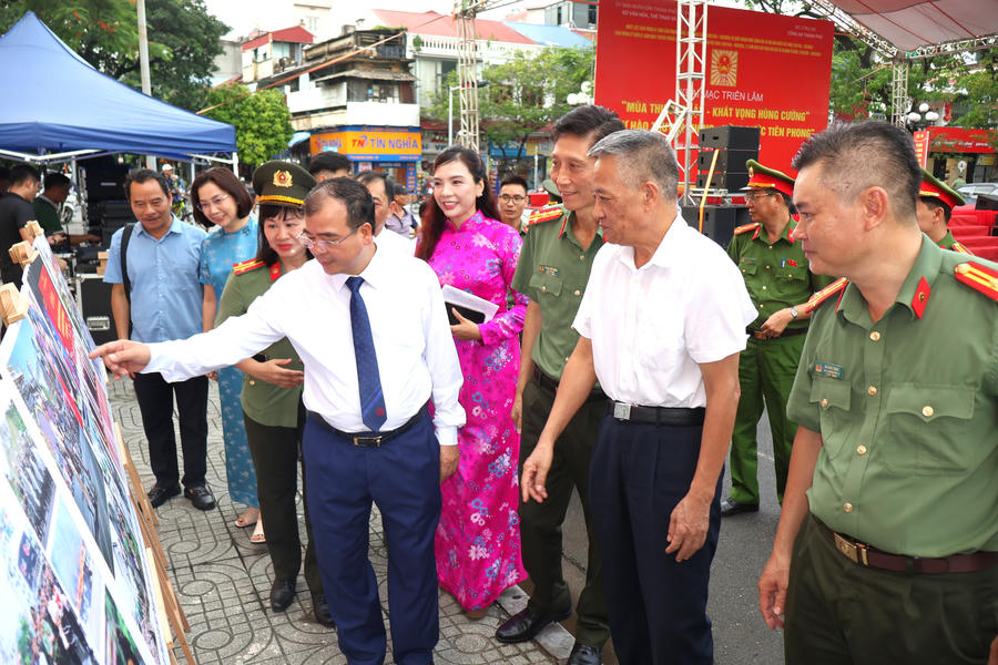 Các đại biểu tham quan Triển lãm.