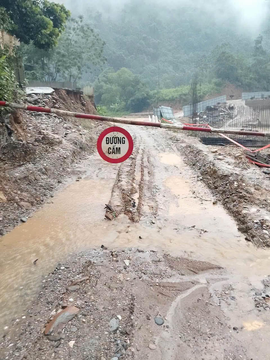 Nhiều tuyến đường bị ngập sâu, buộc cấp lưu thông.