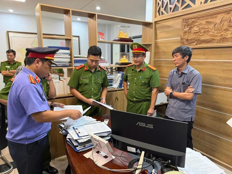 Ông Hà Xuân Hậu (ngoài cùng bên phải) - Bí thư Đảng ủy, Giám đốc Ban Quản lý dự án Đầu tư xây dựng và Phát triển đô thị TP. Huế, bị khai trừ Đảng.