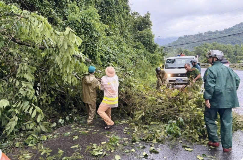 Lực lượng chức năng có mặt khẩn trương khắc phục hậu quả. Ảnh: K.L