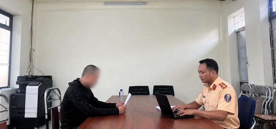 Lực lượng Cảnh sát giao thông làm việc, xử lý người vi phạm tại cơ quan Công an.
(Ảnh: BHG).
