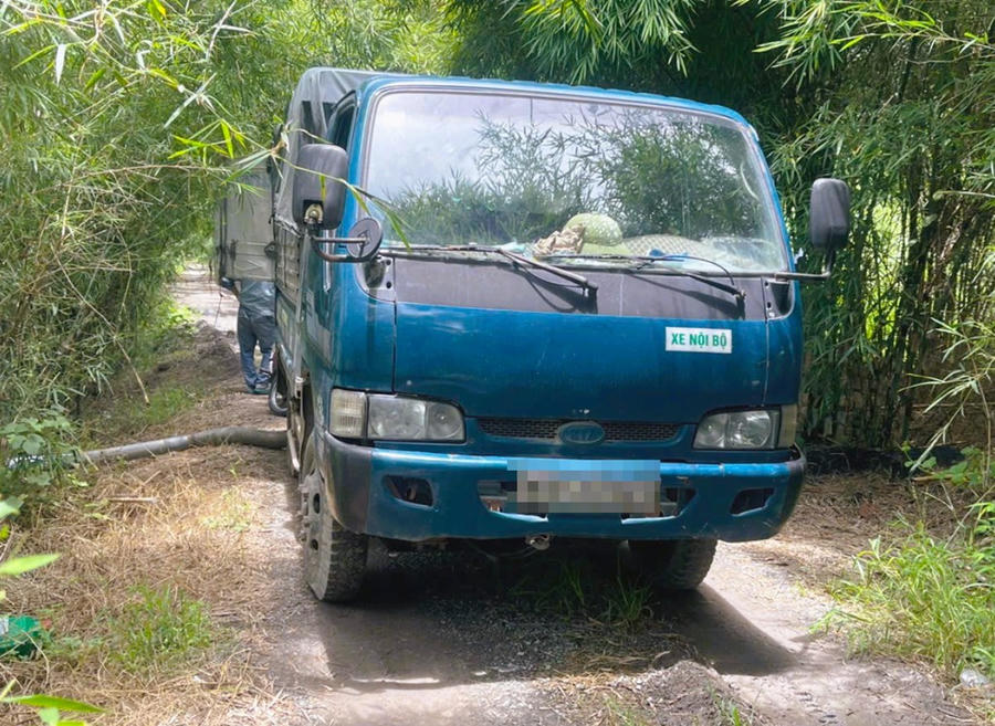 Đồn Công an Khu công nghiệp Nhơn Trạch phối hợp Công an phường Nhơn Trạch phát hiện xe tải đổ chất thải trái phép ra môi trường. Ảnh CAĐN