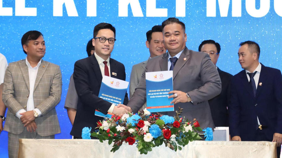 Ông Nguyễn Duy Khương - Phó Chủ tịch CLB Xúc tiến Thương mại & Đầu tư Doanh nhân trẻ Việt Nam ký kết biên bản ghi nhớ hợp tác giữa với Công ty Cổ phần Đầu tư Xây dựng Bcons.