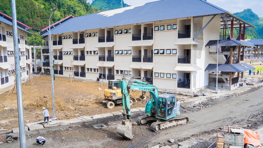 Trường Phổ thông Nội trú Tiểu học và THCS Mường Khương đang được gấp rút hoàn thành để đưa vào sử dụng trong năm học mới 2026-2027. (Ảnh: CTTĐT Lào Cai).